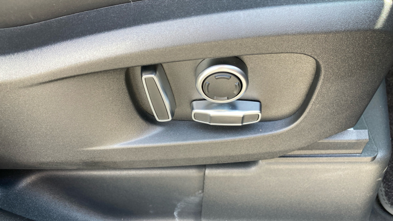 Land Rover Defender 3.0 D350 X-Dynamic SE 130 5dr Auto [8 Seat] Diesel Estate